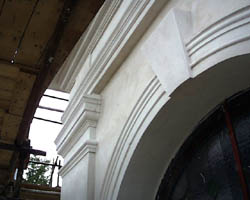 nové štukatérské prvky nad vchodem (rok 2000)