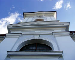 pohled na opravenou věž kostela od vchodu (rok 2000)