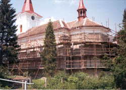 kostel v lešení zpoza potoka  (rok 2001)