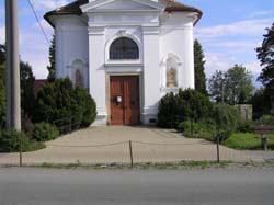 nová dlažba před kostelem (rok 2004)