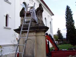 demontáž křížku u kostela (rok 2006)