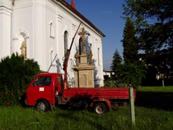 montáž opraveného křížku u kostela (rok 2008)