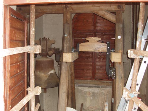 nový zvon bude pověšen vedle starého ocelového (rok 2011)