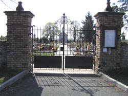vstupní brána na hřbitov (rok 2006)