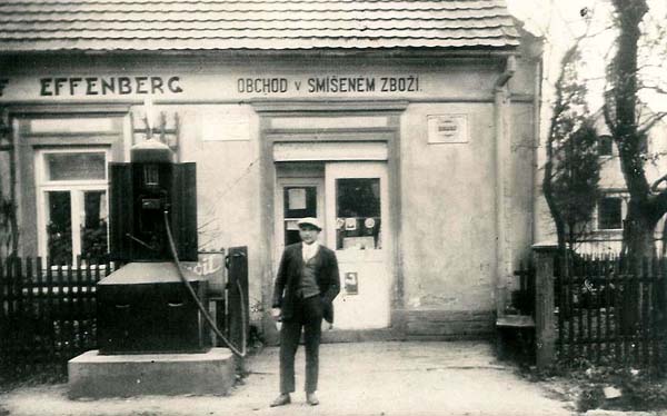 obchod v smíšeném zboží - Josef Effenberg. čp. 123, později obchod zelím na vagónový odbyt a doma zřízenou kružárnu s bazenami (rok nezjištěn)