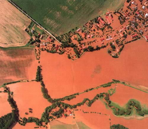 letecký snímek horní části obce včetně ochranné hráze (rok 1998)