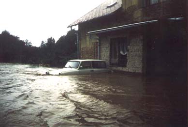 připlavaný Trabant u Dvořáku (čp. 139) (rok 1998)