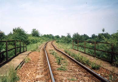 železniční trať - zničený most včetně kolejí (rok 1998)