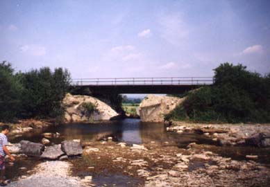 železniční trať - zničený most (pohled z luk) (rok 1998)