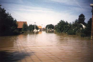 silnice směr České Meziříčí (v pozadí železniční trať) (rok 1998)