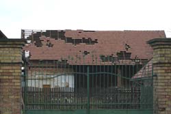 poškozená střecha Nejmanovi (čp. 75) (rok 2008)