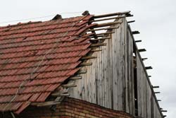 poškozená střecha Nejmanovi (čp. 75) (rok 2008)