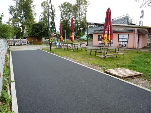 nový asfalt v přírodním areálu (rok 2012)