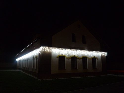 Vánoční výzdoba Obecního úřadu a hasičské zbrojnice - v noci (rok 2015)