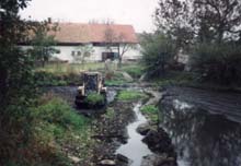 těžba usazenin ze dna rybníku u kostela (rok 1999)