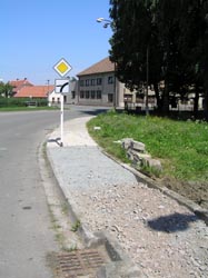 přerovnání chodníku od Přírodního areálu směr Opočno (rok 2007)