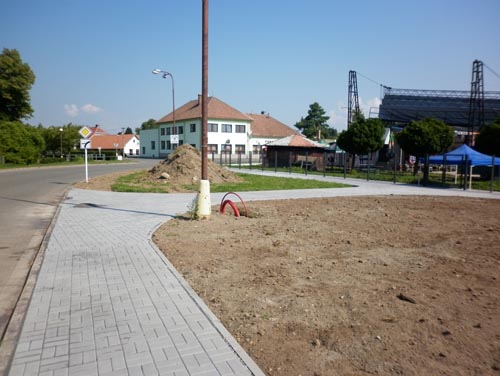 rekonstrukce chodníku kolem přírodního areálu (rok 2014)