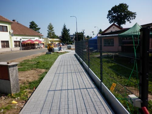 rekonstrukce chodníku kolem přírodního areálu (rok 2014)