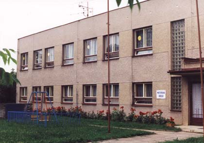 MŠ těsně před rekonstrukcí střechy a vestavby tří nájemních bytů (rok 1996)