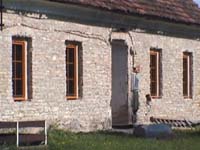 stará škola - podřezáno, otlučená omítka, vyměněny okna (rok 2000)