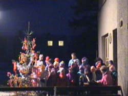 zpívání dětí pod Vánočním stromečkem (rok 1999)