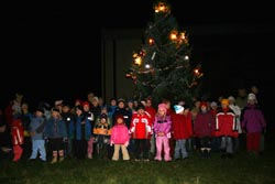 zpívání dětí pod Vánočním stromem (rok 2006)