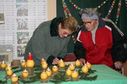 paní Chmelařová a Poláková zapalují svíce (rok 2006)